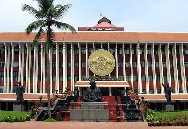 கேரள அரசுக்கு கடும் எதிர்ப்பு எதிர்க்கட்சியினர் வெளிநடப்பு