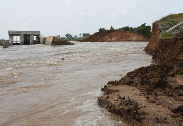 தளவானூர் அணைக்கட்டு கரையில் மீண்டும் உடைப்பு ; விளை நிலத்திற்குள் புகுந்தது  வெள்ளம்