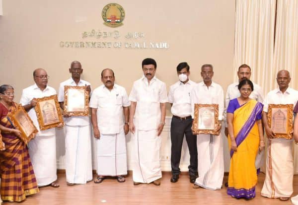 சிறந்த கைவினைஞர்களுக்கு விருதுகளை வழங்கி முதல்வர்மு.க.ஸ்டாலின்சிறப்பித்தார் .