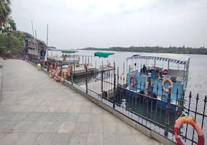 புதுச்சேரியில் சுற்றுலா பயணிகள் வருகை குறைந்ததால் நோனாங்குப்பம் சுண்ணாம்பாறு  படகு குழுமம் வெறிச்சோடி காணப்பட்டது.