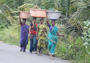 கிராமத்தின் கவிதை போல இந்த பெண்மணிகள் பணிக்கு செல்லும் காட்சி கண்ட இடம், பொள்ளாச்சி - கொல்லப்பட்டி ரோடு.