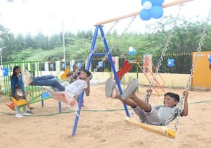 திருவள்ளூர் நகராட்சி சார்பில் கலைஞர் நகர்புற மேம்பாட்டு திட்டத்தின் சங்கீத் கார்டன் பூங்கா 45 லட்சத்தில் அமைக்கப்பட்டுள்ளது. இதில் விளையாடி மகிழ்ந்த குழந்தைகள்.