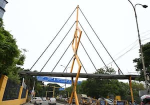 சென்னை அடையாறு ஆற்றோரம் அமைக்கப்பட்டுள்ள பூங்காக்களுக்கு பாதசாரிகள் பயன்படுத்துவதற்கு நடைமேம்பாலம் அமைக்கும் பணிகள் நடைபெறுகிறது.இடம். பட்டினப்பாக்கம்