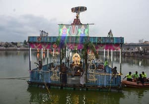 திருவள்ளூர் வீரராகவர் கோவிலில் ஆனி மாதம் தெப்பம் உற்சவம் நடந்தது. உற்சவர் வீரராகவர் ஸ்ரீதேவி பூதேவியுடன்  தெப்பத்தில் மூன்று சுற்றுகள் சுற்றி வந்தார்