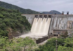 மேற்கு தொடர்ச்சி மலைப் பகுதிகளில் கனமழை பெய்ததின் காரணமாக பில்லூர் அணைக்கு நீர்வரத்து அதிகரித்து 90 அடியை அணை எட்டிய நிலையில் நான்கு கண் மதகு வழியாக திறந்து விடப்பட்ட தண்ணீர் .