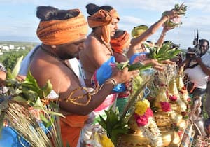 விருதுநகர் மீனாட்சி ,சொக்கநாதர் கோயில் கும்பாபிஷேக விழாவில் கலசத்திற்கு புனித நீர் ஊற்றப்பட்டது.