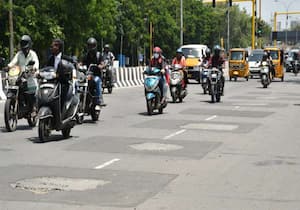கார் ரேஸ் நடத்துவதற்கு பயன்படுத்தப்பட்ட அண்ணா சாலை முறையாக சீரமைக்கப்படாததால் வாகன ஓட்டிகள் மேடு பள்ளங்களில் சிக்கி அவதிக்கு உள்ளாகி வருகின்றனர்.இடம்: பல்லவன் சந்திப்பு அருகே.