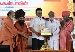 இந்து சமய அறநிலையத் துறை சார்பில், சென்னை கீழ்ப்பாக்கத்தில் உள்ள காஞ்சிபுரம் ஏகாம்பரநாதர் மெட்ரிக் மேல்நிலைப்பள்ளி வளாகத்தில் நடந்த நிகழ்ச்சியில், பங்கேற்ற முதல்வர் ஸ்டாலினுக்கு அறநிலையத் துறை அமைச்சர் சேகர்பாபு நினைவு பரிசை வழங்கினார். உடன் இடமிருந்து வலம் - மயிலம் பொம்மபுர ஆதீனம் சிவஞான சுவாமிகள், தருமபுரம் ஆதீனம் மாசிலாமணி தேசிக ஞானசம்மந்த பரமாச்சார்யா சுவாமிகள் மற்றும் குன்றக்குடி ஆதீனம் பொன்னம்பல தேசிக அடிகளார்.