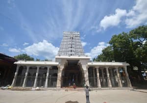 திருச்செந்தூர் சுப்பிரமணிய சுவாமி கோவிலில் வரும்  7ம் தேதி நடக்க உள்ள கும்பாபிஷேகத்திற்காக யாகசாலை அமைப்பது, பக்தர்களுக்காக கடற்கரையில் தடுப்பு அமைப்பது உள்ளிட்ட பணிகள் ஜரூராக நடந்து வருகிறது.