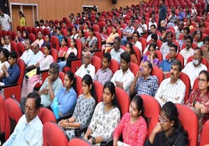 தினமலர் இன்ஜினியரிங் கவுன்சிலிங் நிகழ்ச்சியில் ஆர்வமுடன் கலந்து கொண்ட ஒரு பகுதியினர்.