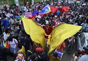 வானவில் அமைப்பு சார்பில் சென்னை எழும்பூரில் பேரணி நடைபெற்றது இதில் பங்கேற்றவர்கள் ஏராளமானோர் உற்சாக நடனம் ஆடியபடி  சென்றனர்.