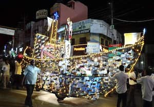 மேட்டுப்பாளையம் அந்தோணியார் கோவில் தேர் திருவிழாவில் மின்விளக்கு அலங்கார படகில் பவனி வந்த அந்தோணியார்.