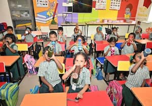 தமிழக பள்ளிகளில் வாட்டர் பெல் திட்டம் என குழந்தைகள் தண்ணீர் குடிக்க நேரம் ஒதுக்கியது அமலுக்கு வந்த நிலையில் சென்னை லேடி வில்லிங்டன் பள்ளியில் தண்ணீர் குடிக்கும் பள்ளிக் குழந்தைகள்.