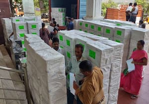 தேனி கலெக்டர் அலுவலகத்திற்கு கொண்டுவரப்பட்ட டி.என்.பி.எஸ்.சி., குரூப் 4 ...