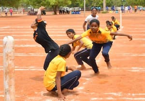 சிவகங்கை மாவட்ட விளையாட்டு மைதானத்தில் 14 வயதுக்கு உட்பட்ட பெண்களுக்கான  ...
