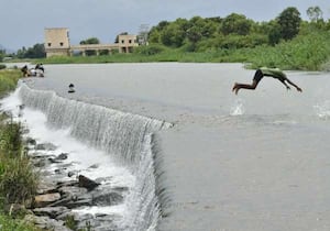 திருநெல்வேலி மாவட்டம் அரியநாயகிபுரம் தடுப்பணையில் நிரம்பி வழிந்தோடும் ...