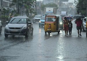 சென்னை மற்றும் புறநகர் பகுதிகளில் பரவலாக மழை பெய்தது. இடம் : அண்ணா சாலை, ...