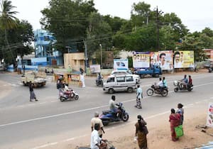 உடுமலை மடத்துக்குளம் நாலு ரோட்டில் வாகனங்கள் தாறுமாறாக செல்வதால் ...