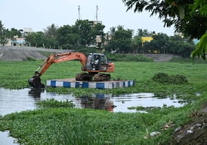 பருவமழை முன்னெச்சரிக்கை நடவடிக்கையாக, கொரட்டூர் ஏரியில் உள்ள ...
