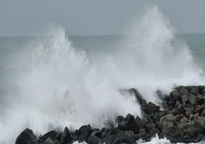 வழக்கத்தை விட சென்னை எண்ணூர் சின்ன குப்பம் பகுதியில் கடல் அலை ...