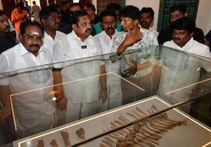 எடப்பாடி பழனிச்சாமி கீழடி அருங்காட்சியத்தை பார்வையிட்டார்.