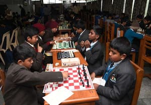 ஊட்டி கிரசன்ட் பள்ளியில், மாணவர்களுக்கு செஸ் போட்டி நடைபெற்றது.