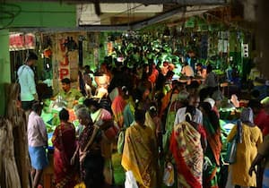 ஆடி வெள்ளியை முன்னிட்டு , சென்னை கோயம்பேடு பூ மார்கெட்டில் பூக்கள் வாங்க ...