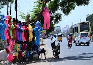 மதுரை மேலூர் ரோட்டில் ஆக்கிரமிப்பு கடைகள் நாளுக்கு நாள் பெருகி வருகிறது. ...