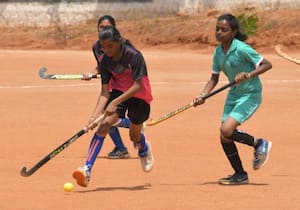 தேனி மாவட்ட விளையாட்டு மைதானத்தில் நடந்த குறு வட்ட அளவிலான ஹாக்கி ...