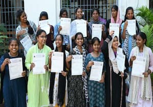  1 மற்றும்  2 மாணவர்களுக்கு அசல் மதிப்பெண் சான்றிதழ் வழங்கப்பட்டது. இடம். ...