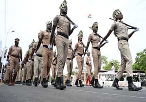 சுதந்திர தின விழாவை முன்னிட்டு சென்னை கோட்டை கொத்தளம்  முன்பு அணிவகுப்பு ...