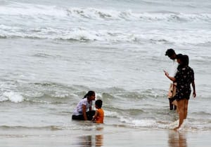 ஆபத்தான பகுதிகளில் அஜாக்கிரதையாக குளிக்கும் வெளிநாட்டு ...