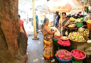 கோவை பூ மார்க்கெட்டில் பூக்கள் வாங்க வருபவர்களுக்கு இடையூறாக வழியை ...
