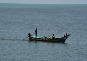 சென்னை காசிமேடு மீன்பிடி துறைமுகம் அருகே கடல் நீர் நிறம் மாறி ...