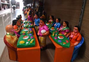 பொள்ளாச்சி சர்வோதயா சங்கத்தில் கொலு பொம்மைகள் விற்பனைக்காக வந்துள்ளன.