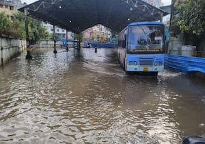 சென்னை நகரில் பரவலாக பெய்த மழையினால் மந்தவெளி பேருந்து நிறுத்தத்தில் ...