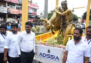 கோவை காளப்பட்டி ரவுண்டானாவில் ஜல்லிக்கட்டு காளை சிலையை திறந்து வைத்த ...