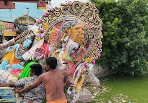 சிவகங்கை தெப்பக்குளத்தில் விநாயகர் சிலை கரைக்கப்பட்டது.
