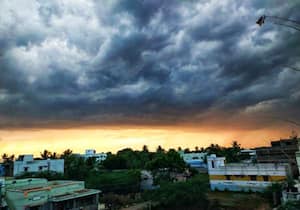  மழை வருவதற்கு முன் கருமேகம் சூழ்ந்து காட்சியளித்தது.இடம்: சிவகங்கை ...
