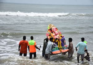 கடலூர் தேவனாம்பட்டினம் சில்வர் பீச்சில், விநாயகர் சிலையை கடலில் ...