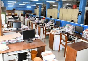 திண்டுக்கல்லில் தமிழ்நாடு வருவாய்த்துறை அலுவலர் சங்கத்தினர் போராட்டம் ...