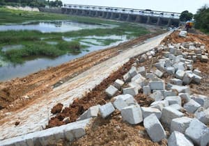 திருவள்ளூர் அடுத்த பூண்டி நீர்த்தேக்கத்தில் சீரமைக்கும் பணி நடந்து ...