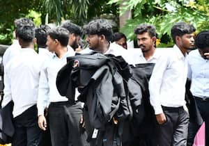 சட்டசபை கூட்டத்தை காண வந்த சட்டக்கல்லூரி மாணவர்கள் அணிந்து வந்த கருப்பு ...