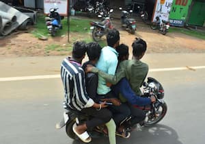 ஆபத்தை உணராமல்  இருசக்கர வாகனத்தில் ஐந்து பேர் அமர்ந்து செல்லும் காட்சி ...