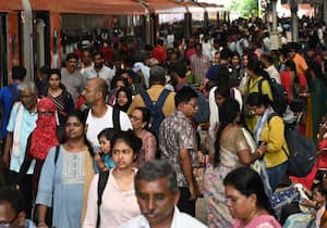 தீபாவளி பண்டிகைக்கு தங்களது சொந்த ஊர்களுக்கு செல்வதற்காக எழும்பூர் ...