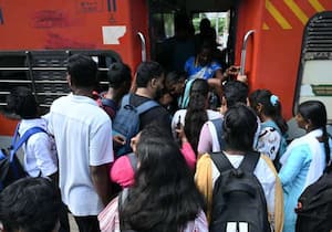 தீபாவளி பண்டிகைக்கு தங்களது சொந்த ஊர்களுக்கு செல்வதற்காக எழும்பூர் ...