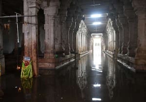 திருச்செந்தூர் பகுதியில் காலை பரவலாக பெய்த மழையால் சிவன் கோவில் ...