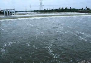 திருவள்ளூர் அடுத்த பூண்டி நீர் தேக்கம் நிரம்பியதால், திறக்கப்பட்ட  உபரி ...
