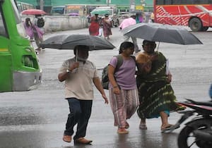 தேனியில்   காலை முதல் தொடர் சாரல் மழை பெய்ததால் குடை பிடித்தபடி சென்ற ...