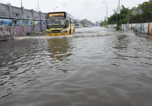 மழை காரணமாக விழுப்புரம் புதிய பஸ் நிலையம்  கடல்   போல் காட்சி அளிக்கிறது